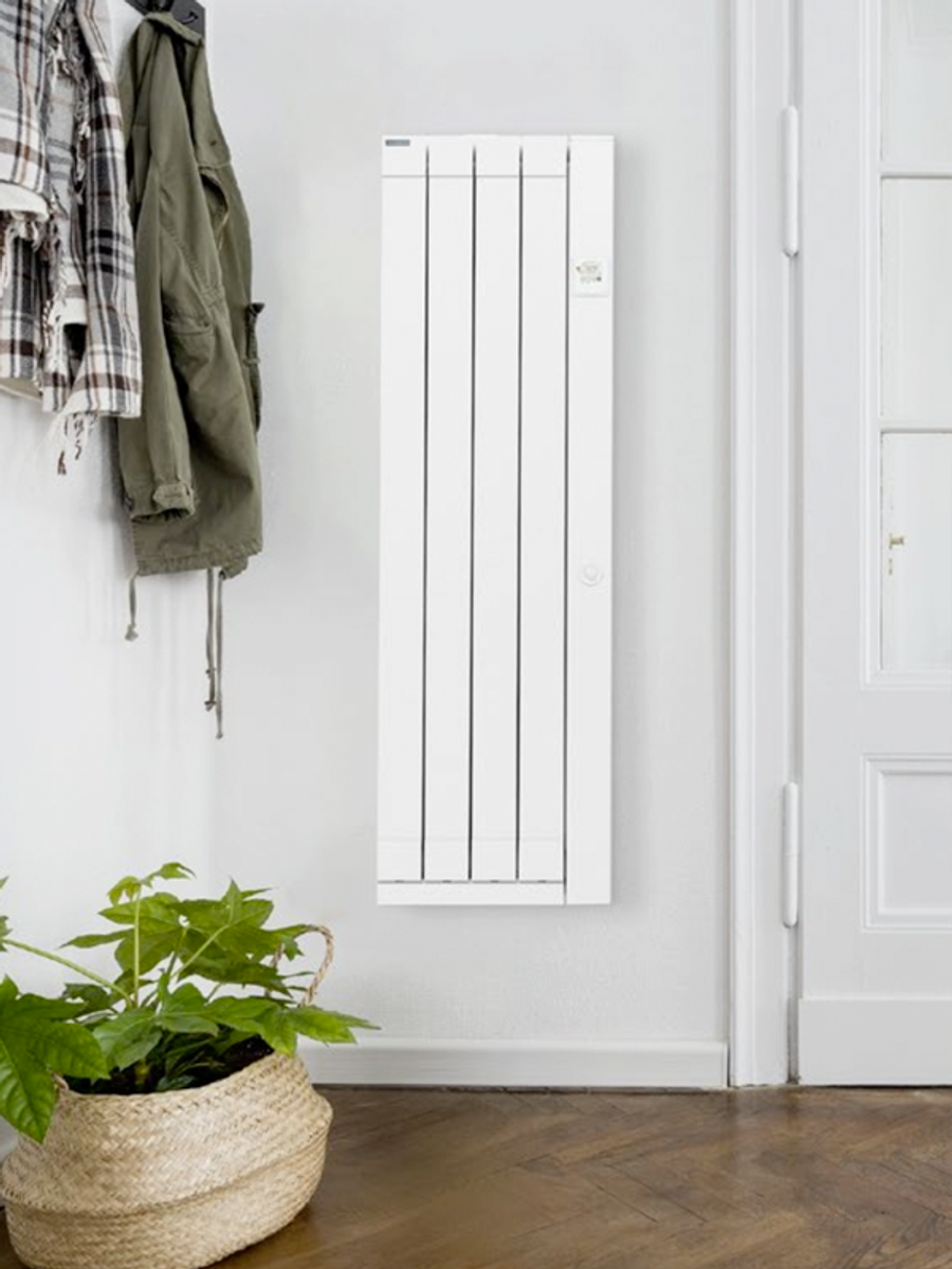Slanke verticale Batirad radiator in een hal